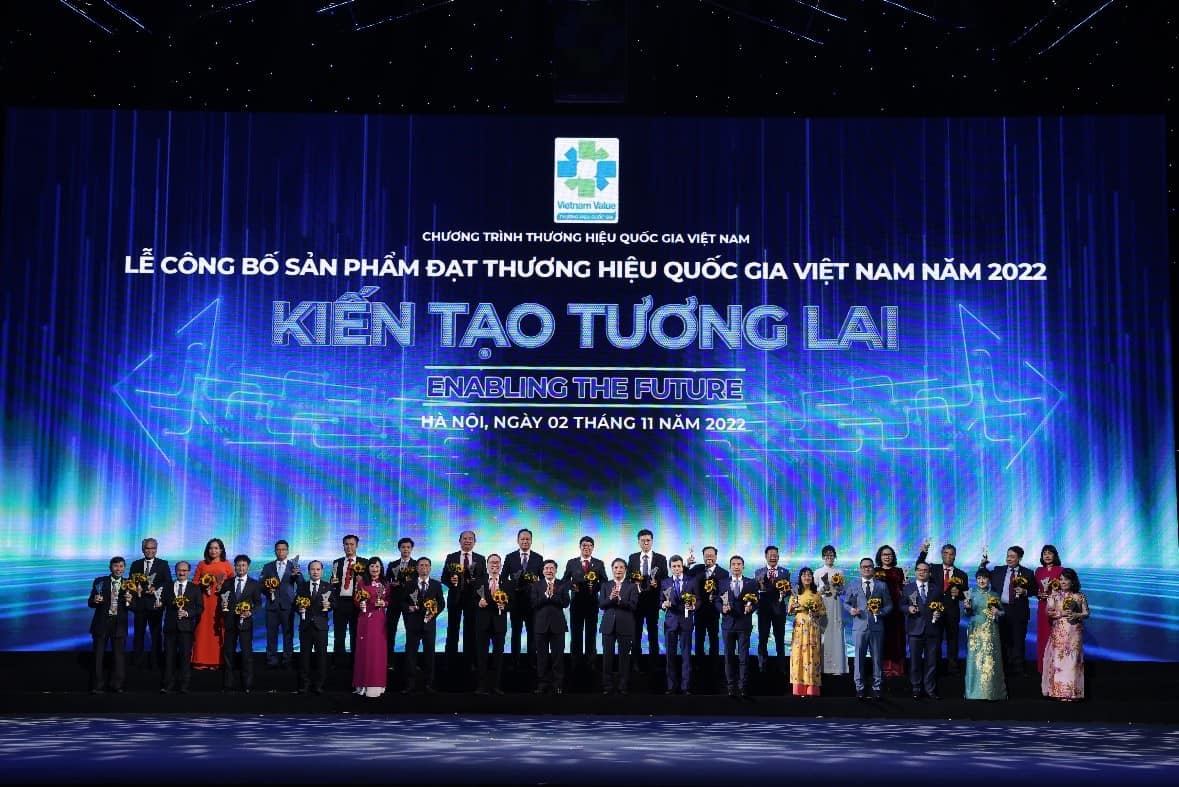 TON NAM KIM IS HONORED TO ACHIEVE THE VIETNAM NATIONAL BRAND OF THE YEAR 2022 2 TON NAM KIM DAT THUONG HIEU QUOC GIA 2022 NKG