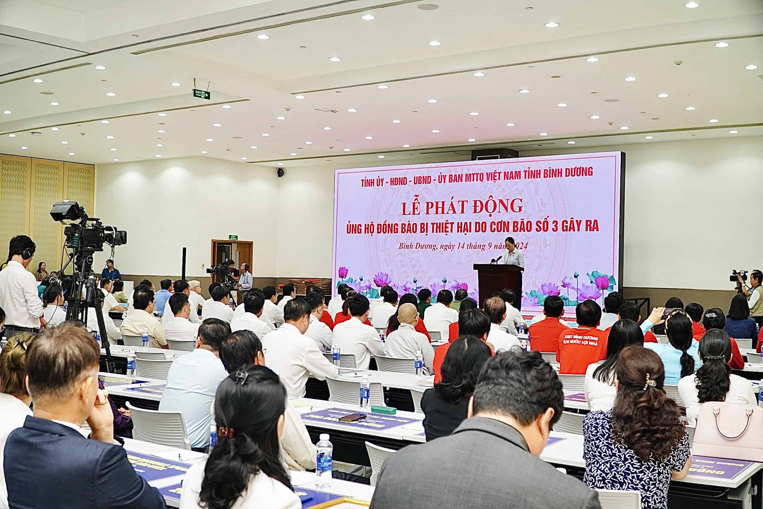 TẬP THỂ CÁN BỘ NHÂN VIÊN TÔN NAM KIM ỦNG HỘ 500 TRIỆU ĐỒNG ĐỂ ĐỒNG HÀNH CÙNG BÀ CON MIỀN BẮC. 2 IMG 8575