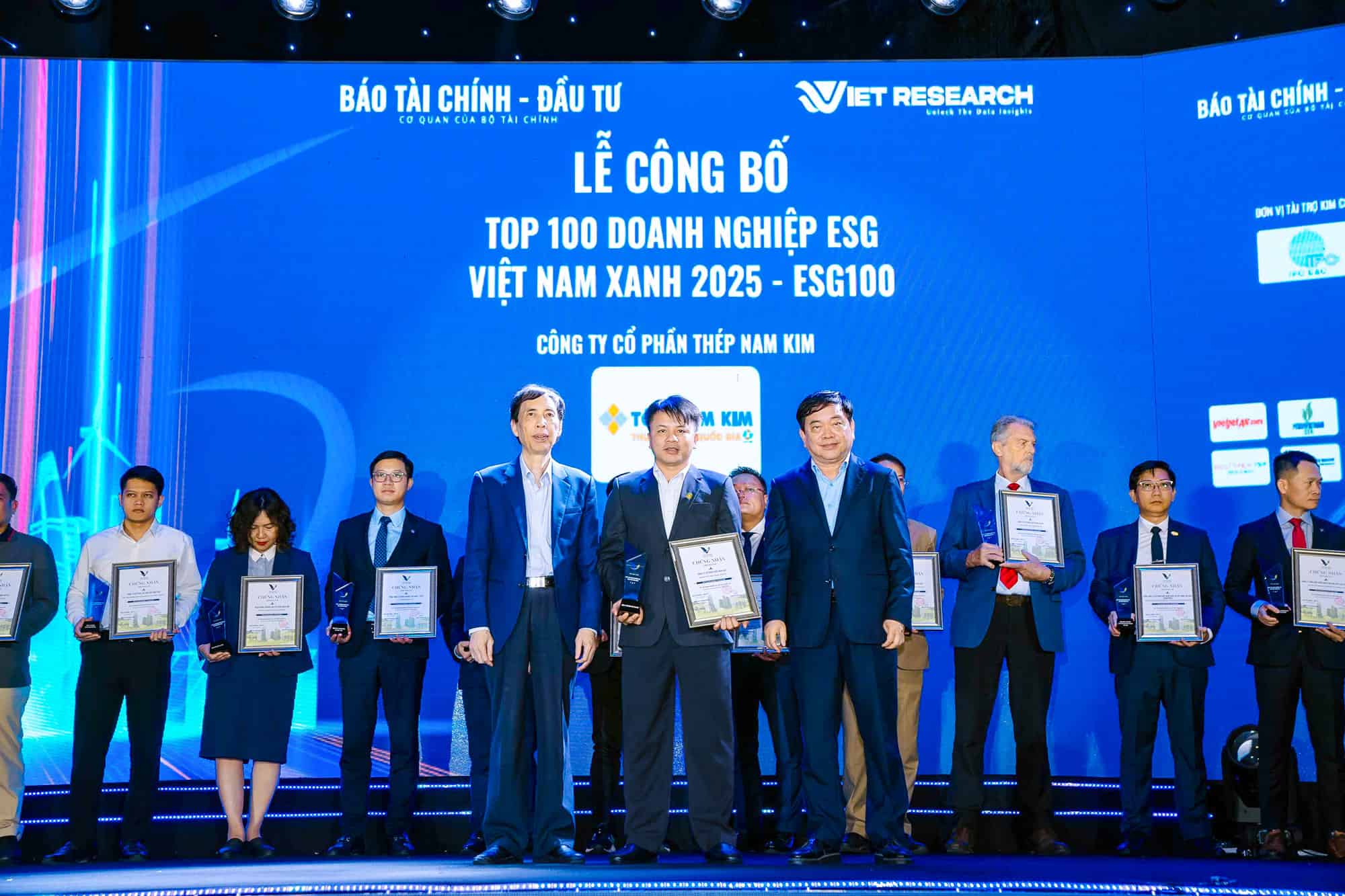TÔN NAM KIM - KHẲNG ĐỊNH TẦM NHÌN PHÁT TRIỂN BỀN VỮNG & SÁNG TẠO 2 Top 10 Doanh nghiệp ESG Việt Nam Xanh năm 2025