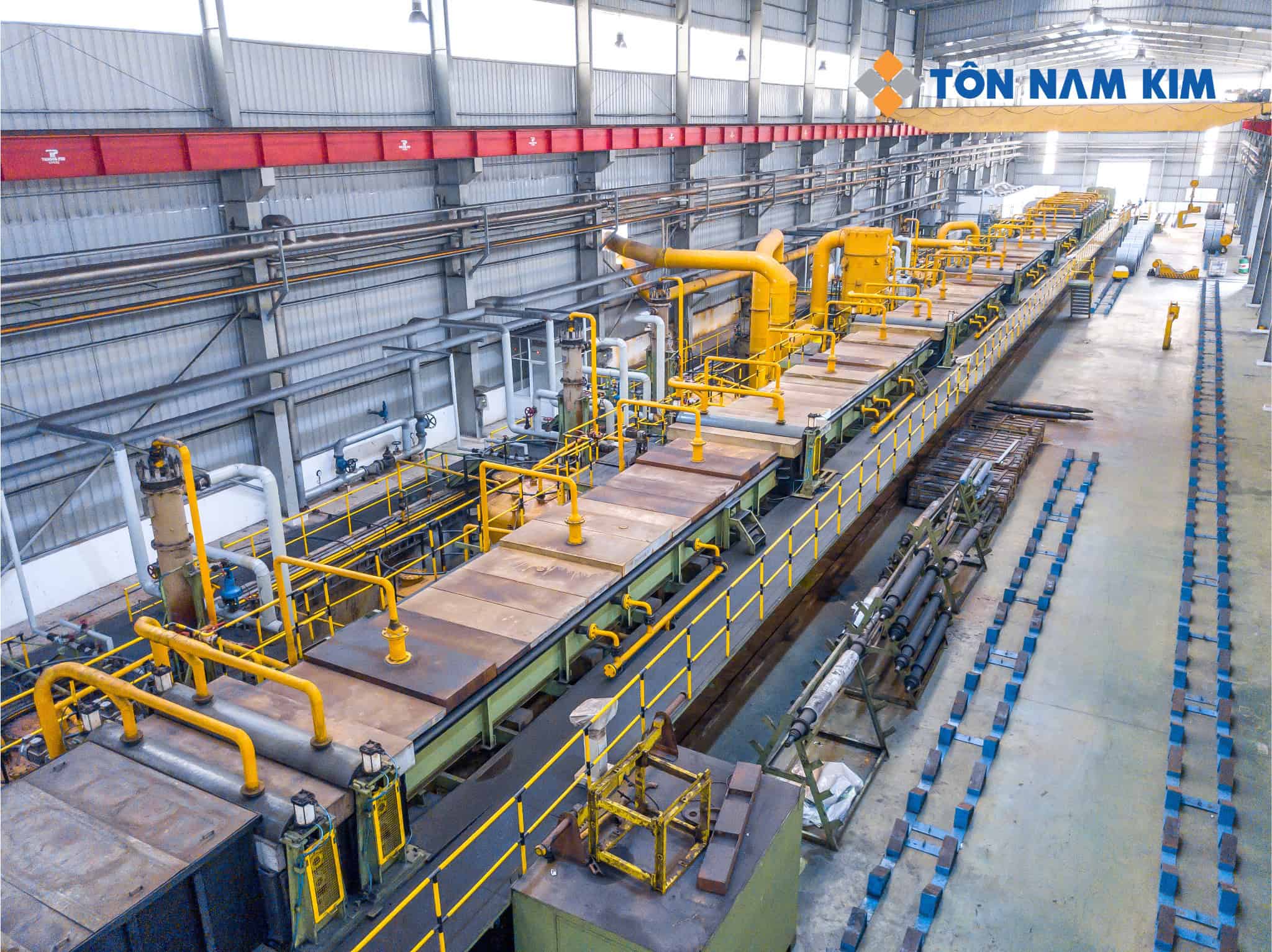 Thép PO là gì? Ưu điểm, tiêu chuẩn và 7 ứng dụng trong công nghiệp hiện đại 18 Nhà máy Tôn Nam Kim sở hữu dây chuyền tẩy gỉ công suất 900.000 tấn/năm