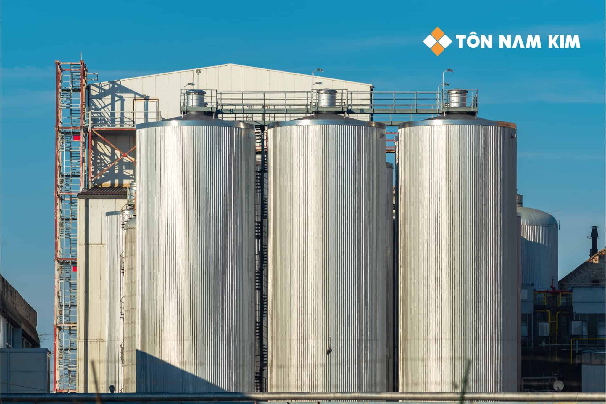 Zinmag® – Giải pháp tôn làm silo chứa bền vững cho ngành nông nghiệp hiện đại 4 Silo chứa dạng hình trụ đứng