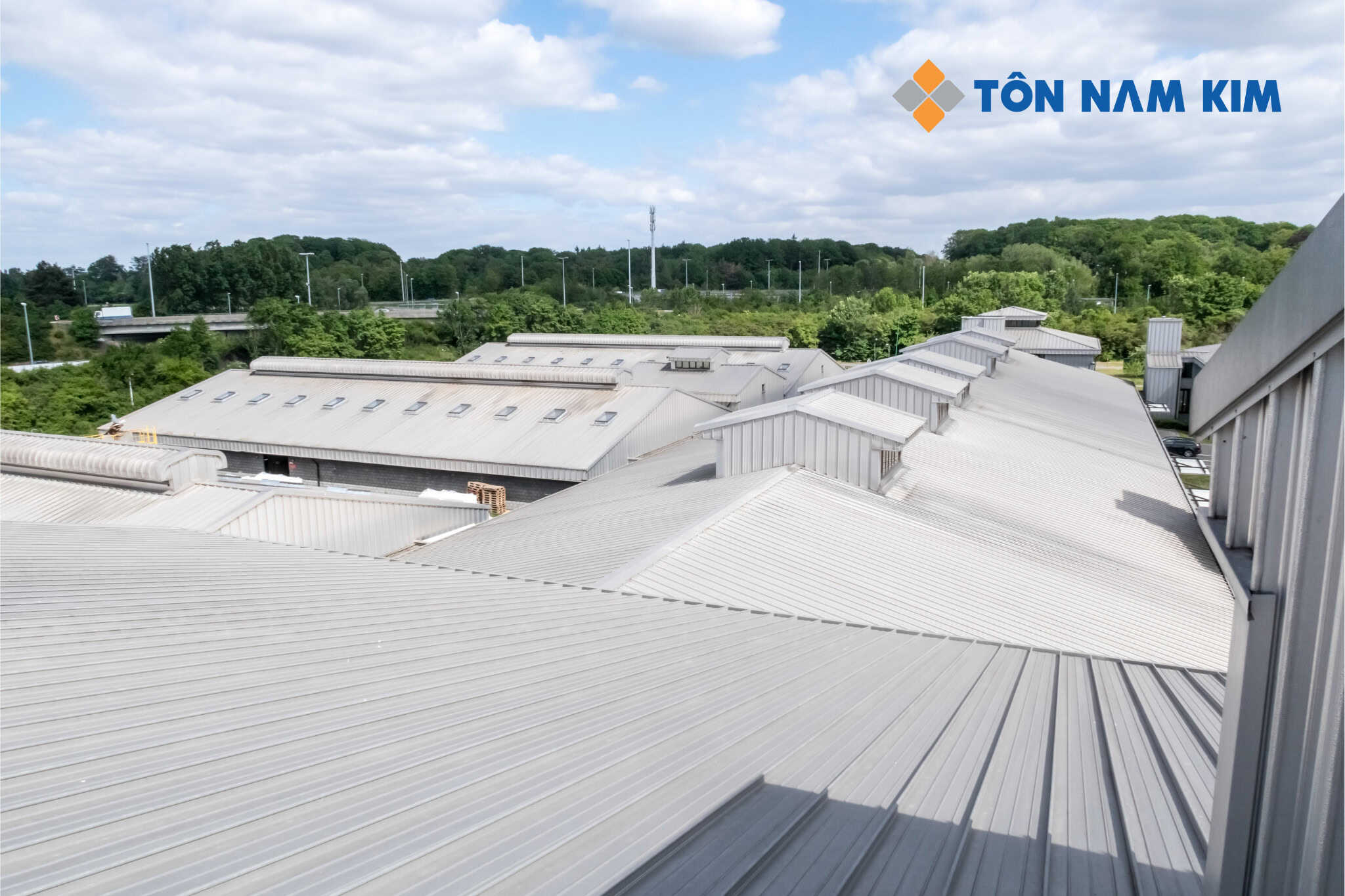 TÔN SEAMLOCK – GIẢI PHÁP MÁI KHÔNG VÍT HIỆN ĐẠI CHO CÔNG TRÌNH LỚN 5 Công trình sử dụng hệ seamlock tăng tính thẩm mỹ