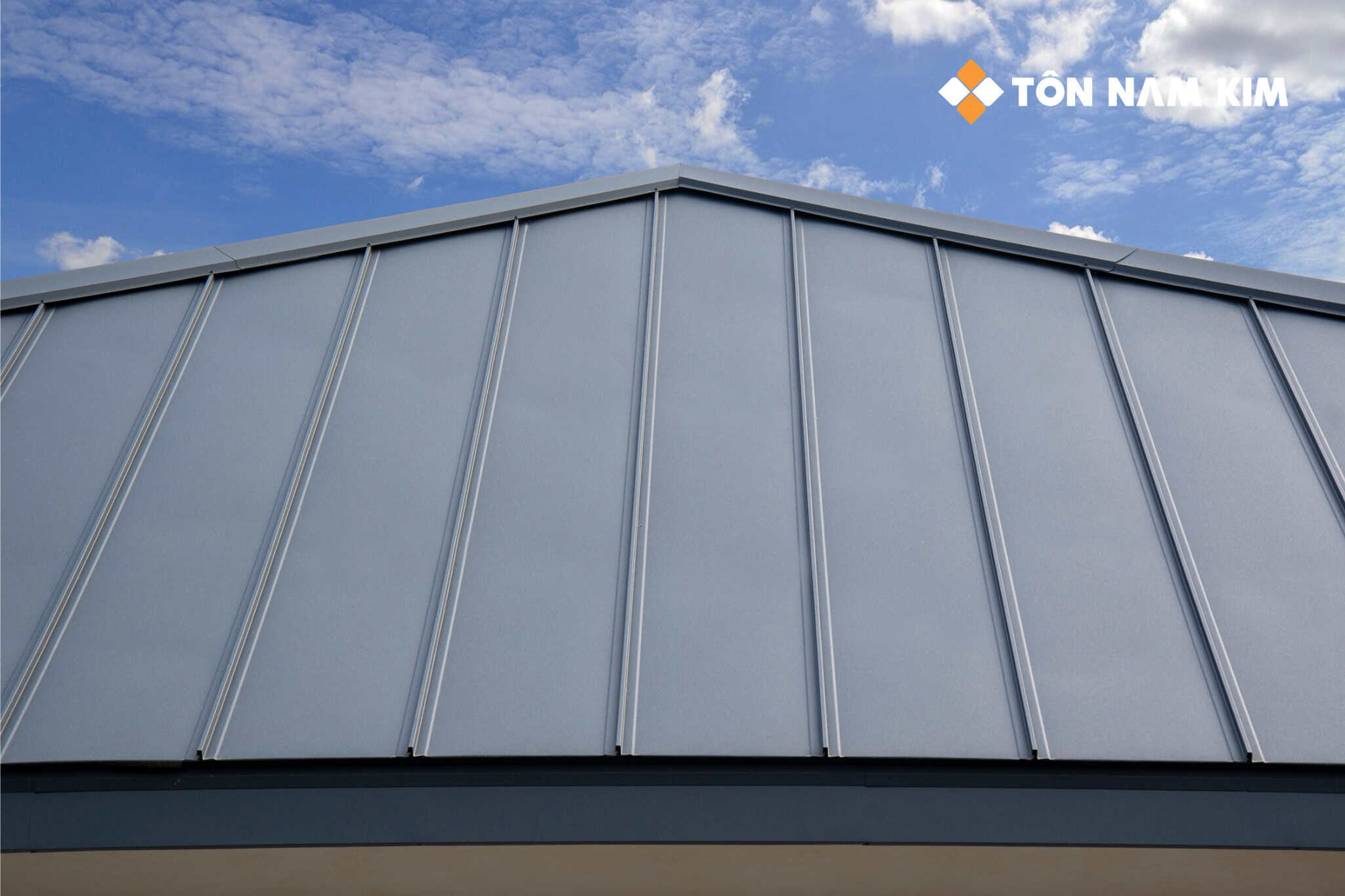 TÔN SEAMLOCK – GIẢI PHÁP MÁI KHÔNG VÍT HIỆN ĐẠI CHO CÔNG TRÌNH LỚN 6 Lưu ý thi công mái seamlock chuẩn xác
