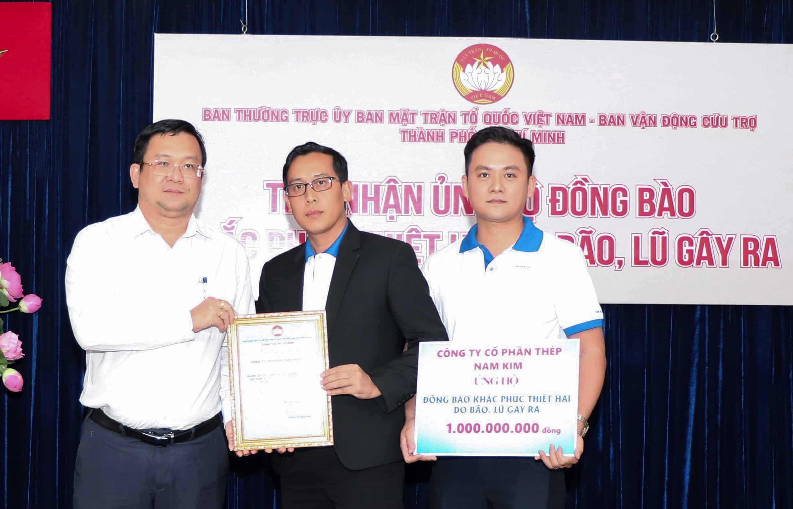 CBCNV Tôn Nam Kim ủng hộ 1 tỷ đồng hỗ trợ vùng bão lũ – Mong đồng bào mình sớm vượt qua gian khó. 2 TON NAM KIM UNG HO 1 TY DONG 2
