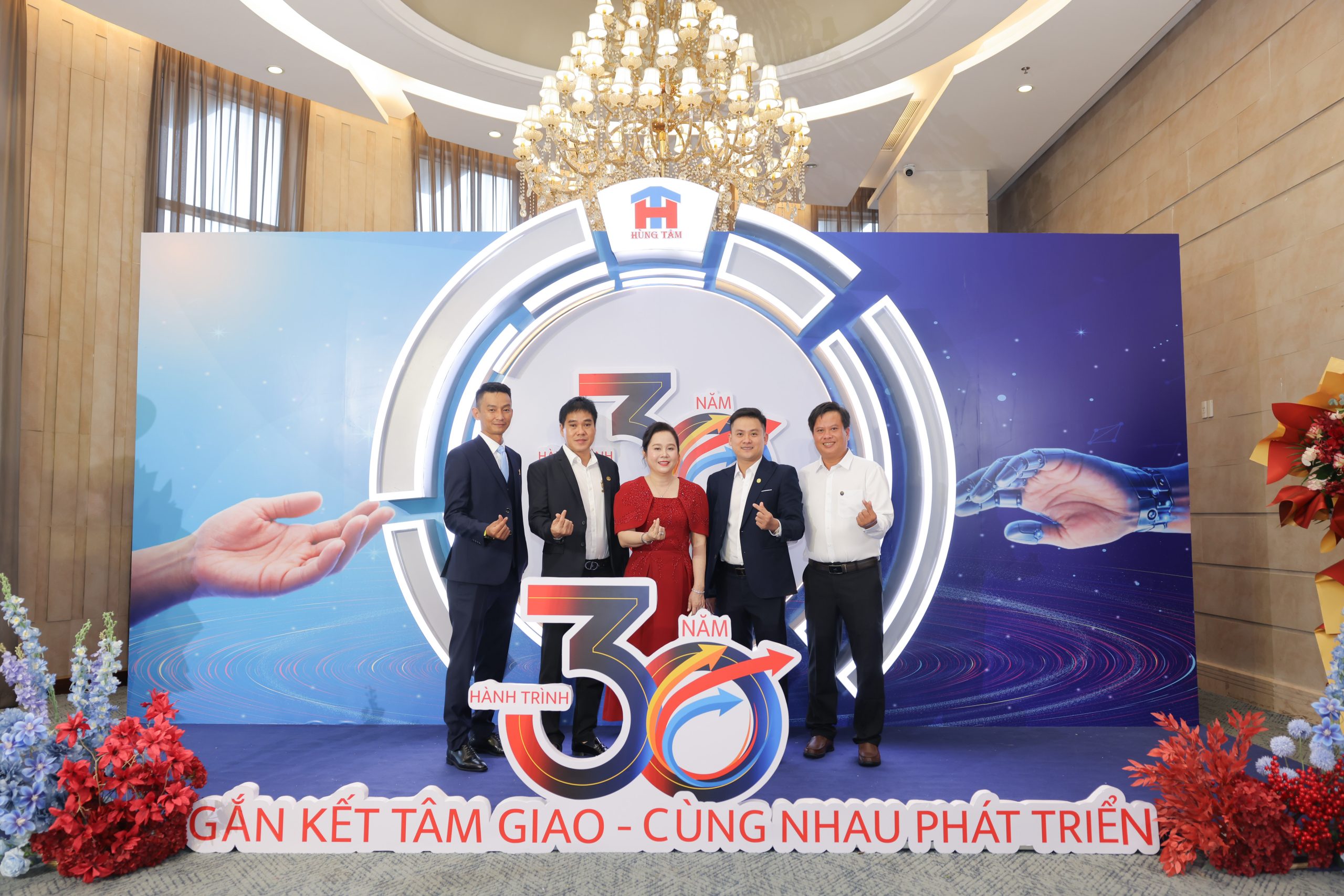 TÔN NAM KIM CHÚC MỪNG KỶ NIỆM 30 NĂM THÀNH LẬP CÔNG TY TNHH HÙNG TÂM – BA THẬP KỶ VỮNG VÀNG VỊ THẾ, ĐỒNG HÀNH KIẾN TẠO GIÁ TRỊ 1 NBH 7737 scaled