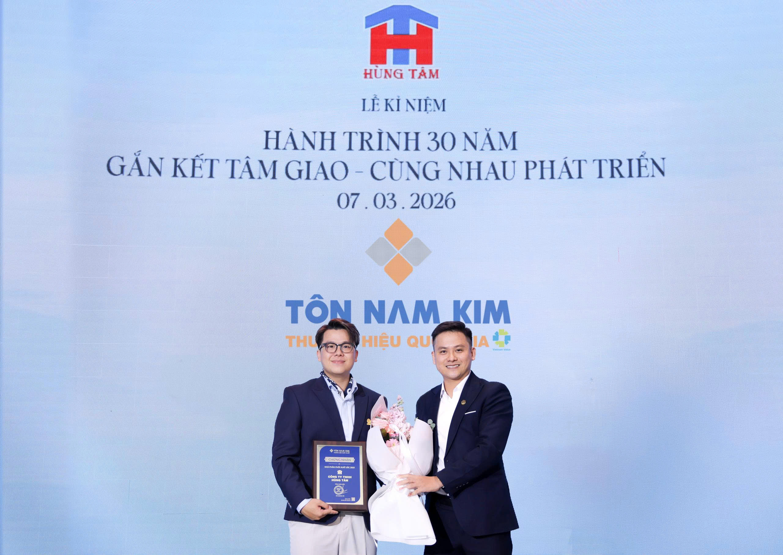 TÔN NAM KIM CHÚC MỪNG KỶ NIỆM 30 NĂM THÀNH LẬP CÔNG TY TNHH HÙNG TÂM – BA THẬP KỶ VỮNG VÀNG VỊ THẾ, ĐỒNG HÀNH KIẾN TẠO GIÁ TRỊ 2 Đại diện Tôn Nam Kim trao chứng nhận và hoa cho khách hàng