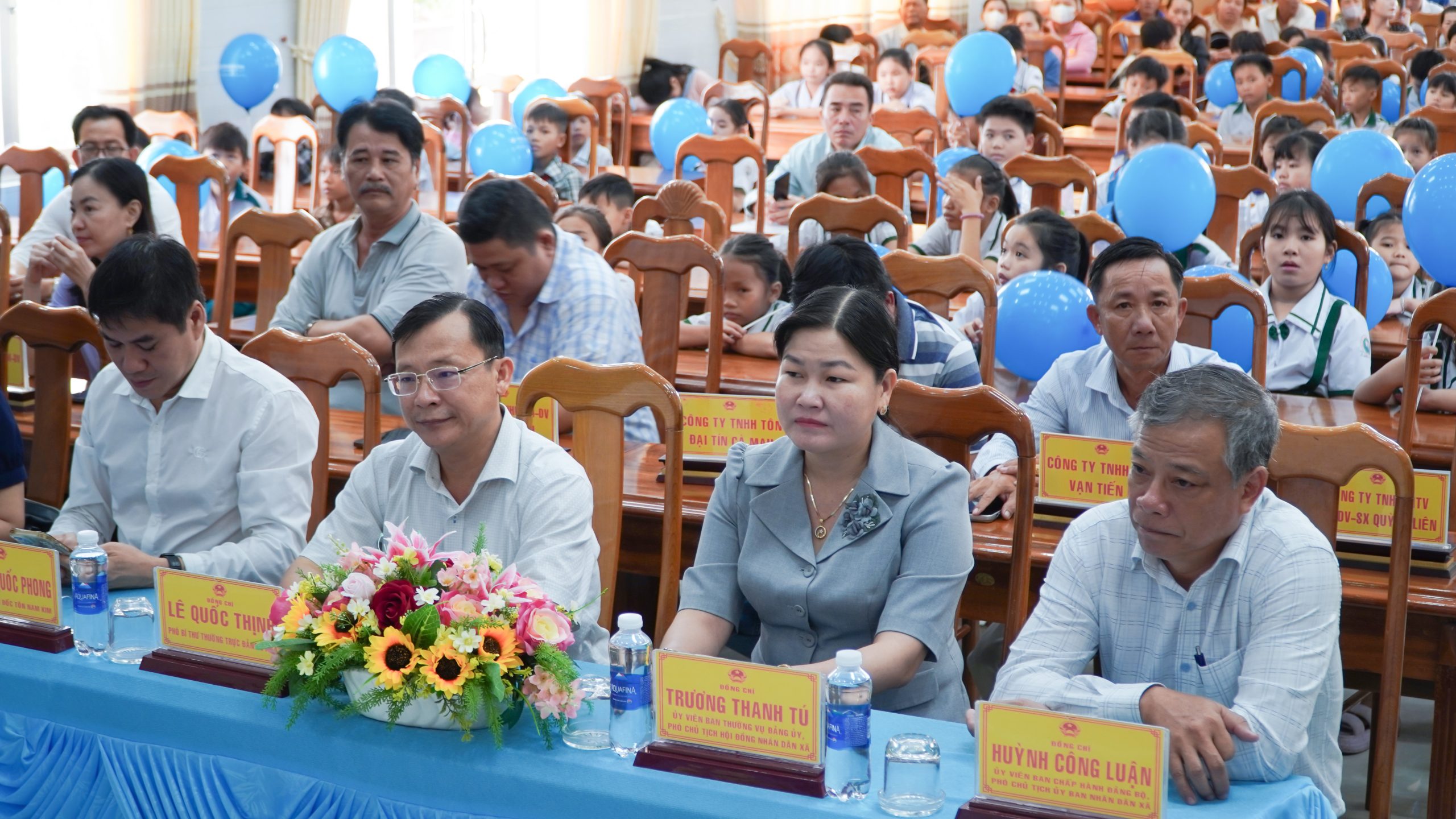 TÔN NAM KIM TRAO TẶNG 10.000 QUYỂN VỞ CHO HỌC SINH TIỂU HỌC TỈNH CÀ MAU 3 Tôn Nam Kim tổ chức chương trình Bảo vệ mái trường em yêu tại UBND xã Cái Nước, Cà Mau