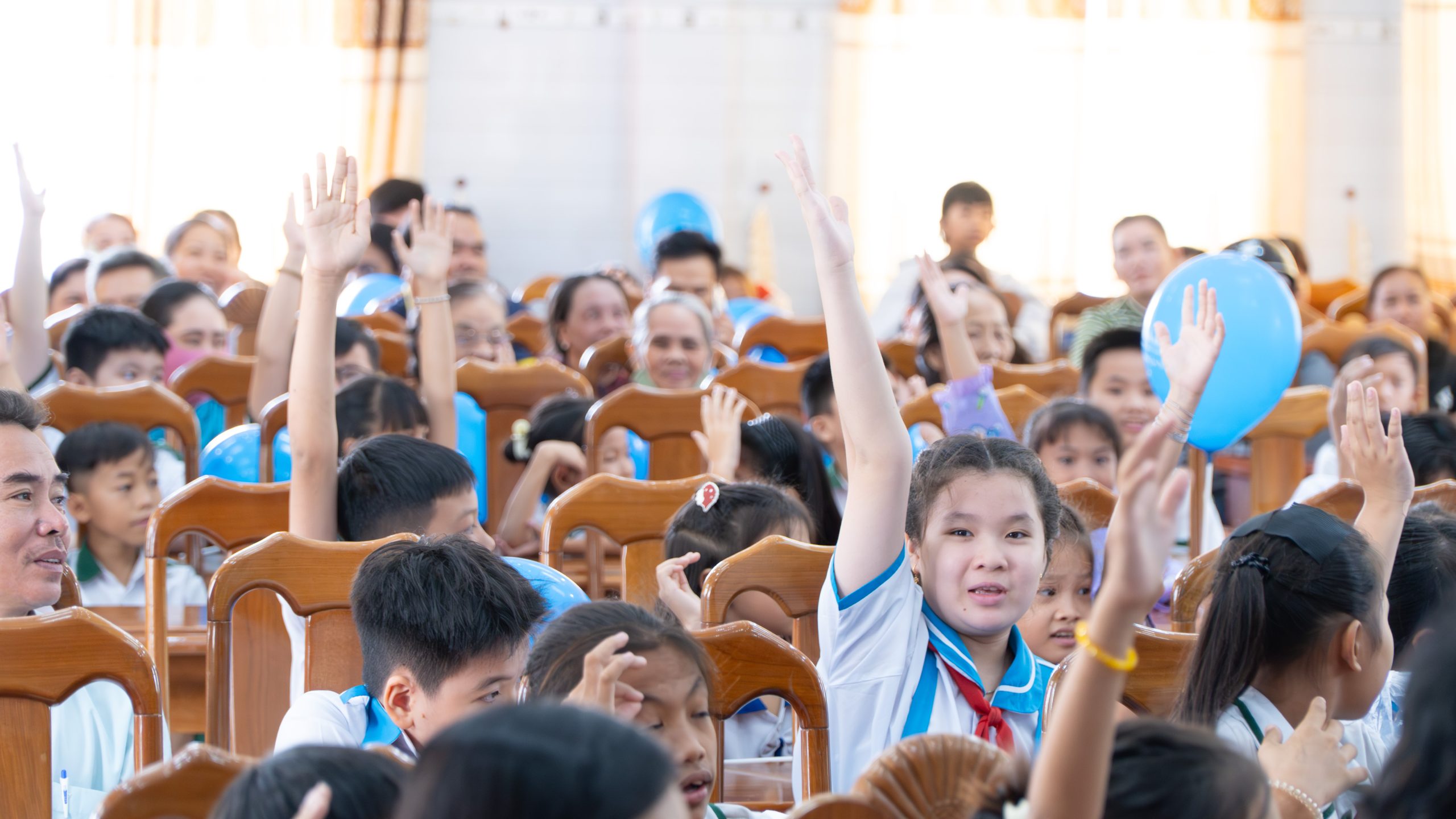 TÔN NAM KIM TRAO TẶNG 10.000 QUYỂN VỞ CHO HỌC SINH TIỂU HỌC TỈNH CÀ MAU 6 DSC05938 scaled