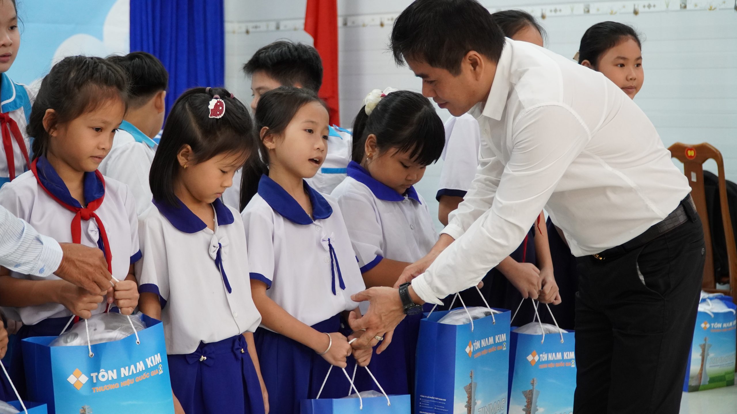 TÔN NAM KIM TRAO TẶNG 10.000 QUYỂN VỞ CHO HỌC SINH TIỂU HỌC TỈNH CÀ MAU 7 DSC06043 scaled
