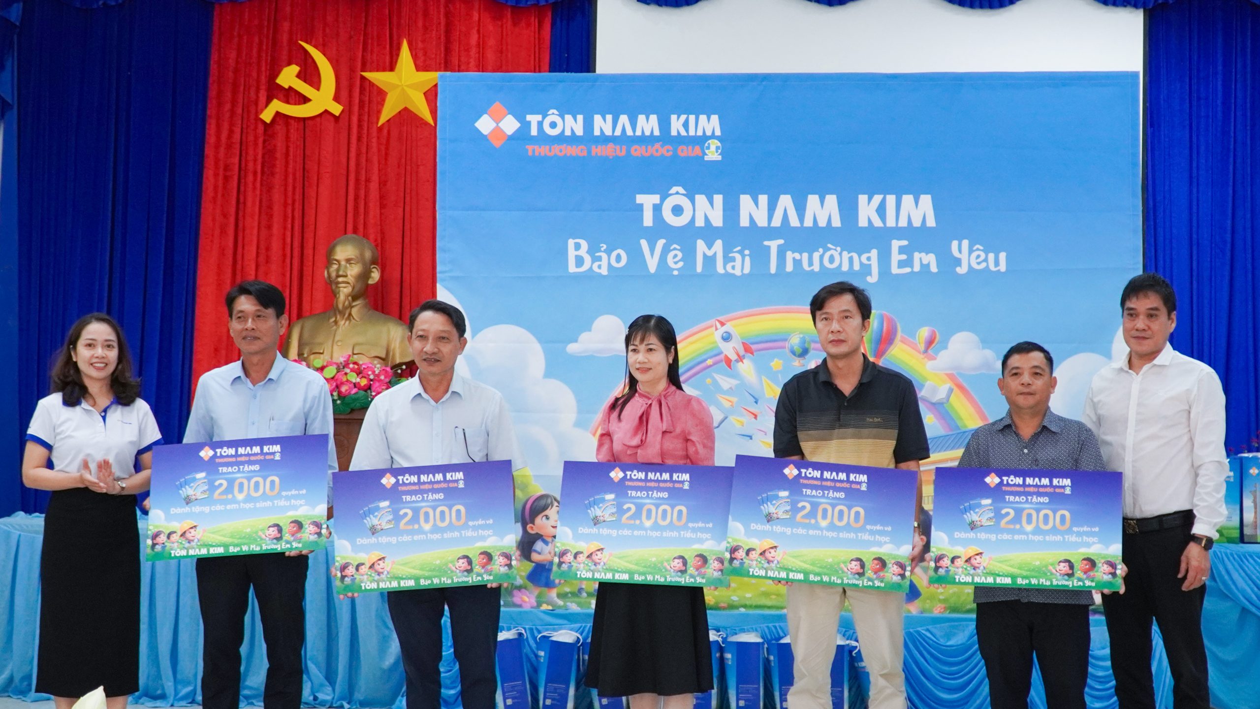 TÔN NAM KIM TRAO TẶNG 10.000 QUYỂN VỞ CHO HỌC SINH TIỂU HỌC TỈNH CÀ MAU 5 Tôn Nam Kim lan tỏa tinh thần sẻ chia qua chương trình “Bảo vệ mái trường em yêu”