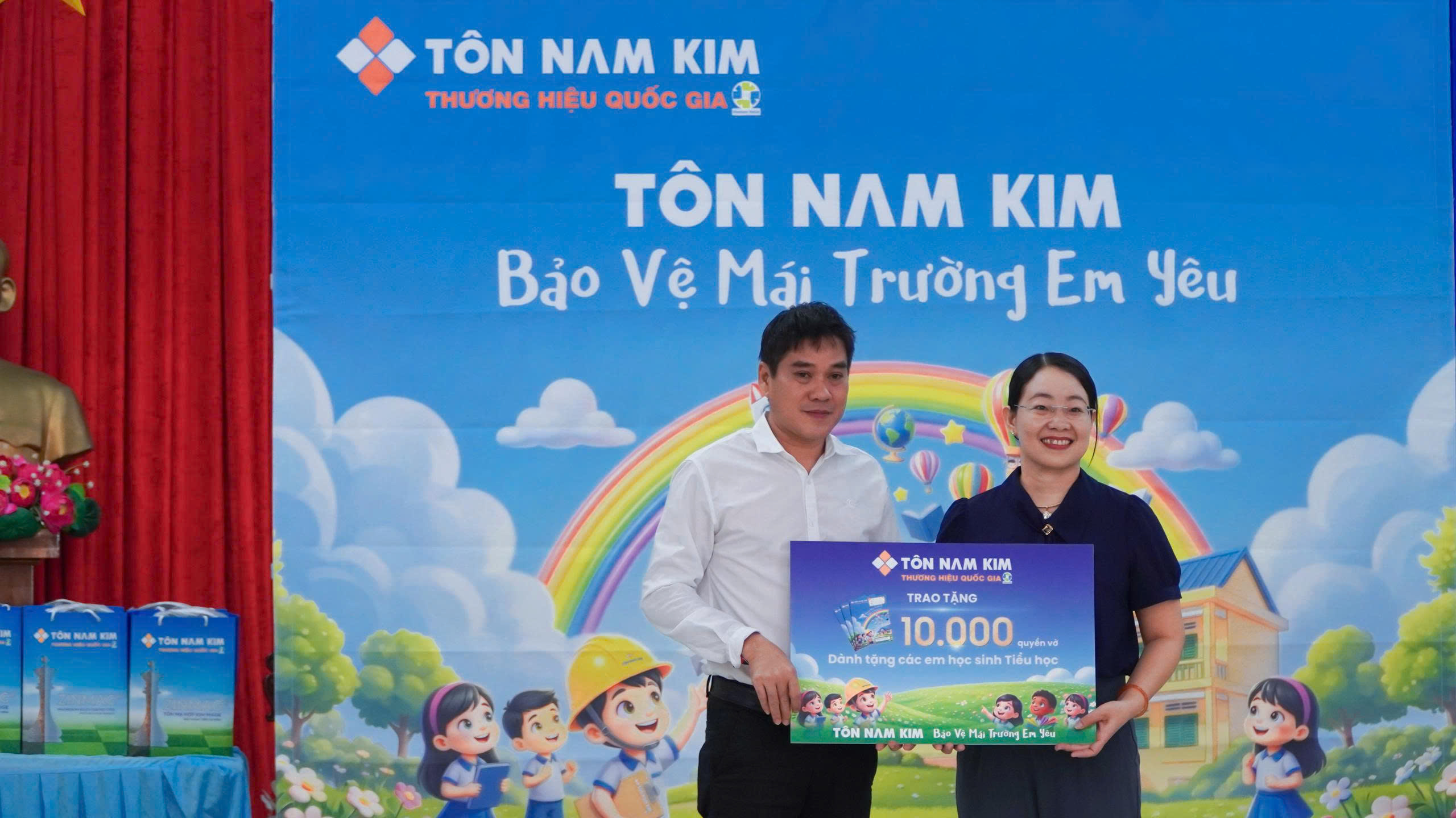 TÔN NAM KIM TRAO TẶNG 10.000 QUYỂN VỞ CHO HỌC SINH TIỂU HỌC TỈNH CÀ MAU 4 Tôn Nam Kim trao tặng 10.000 quyển vở cho học sinh tiểu học Cà Mau