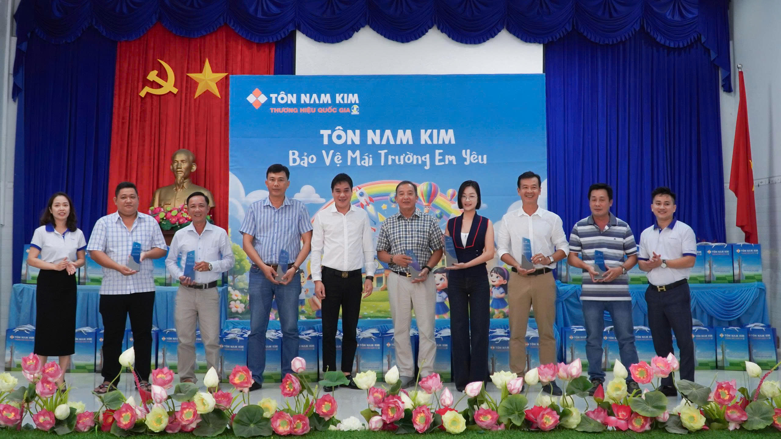 TÔN NAM KIM TRAO TẶNG 10.000 QUYỂN VỞ CHO HỌC SINH TIỂU HỌC TỈNH CÀ MAU 8 Khách hàng Tôn Nam Kim đồng hành cùng chương trình Bảo vệ mái trường em yêu tại Cà Mau